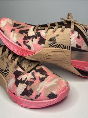SUPER DUPER CLEAN!! Nike Metcon 8 Camo Pink Brown Tan Camo Women’s Shoes Size 10